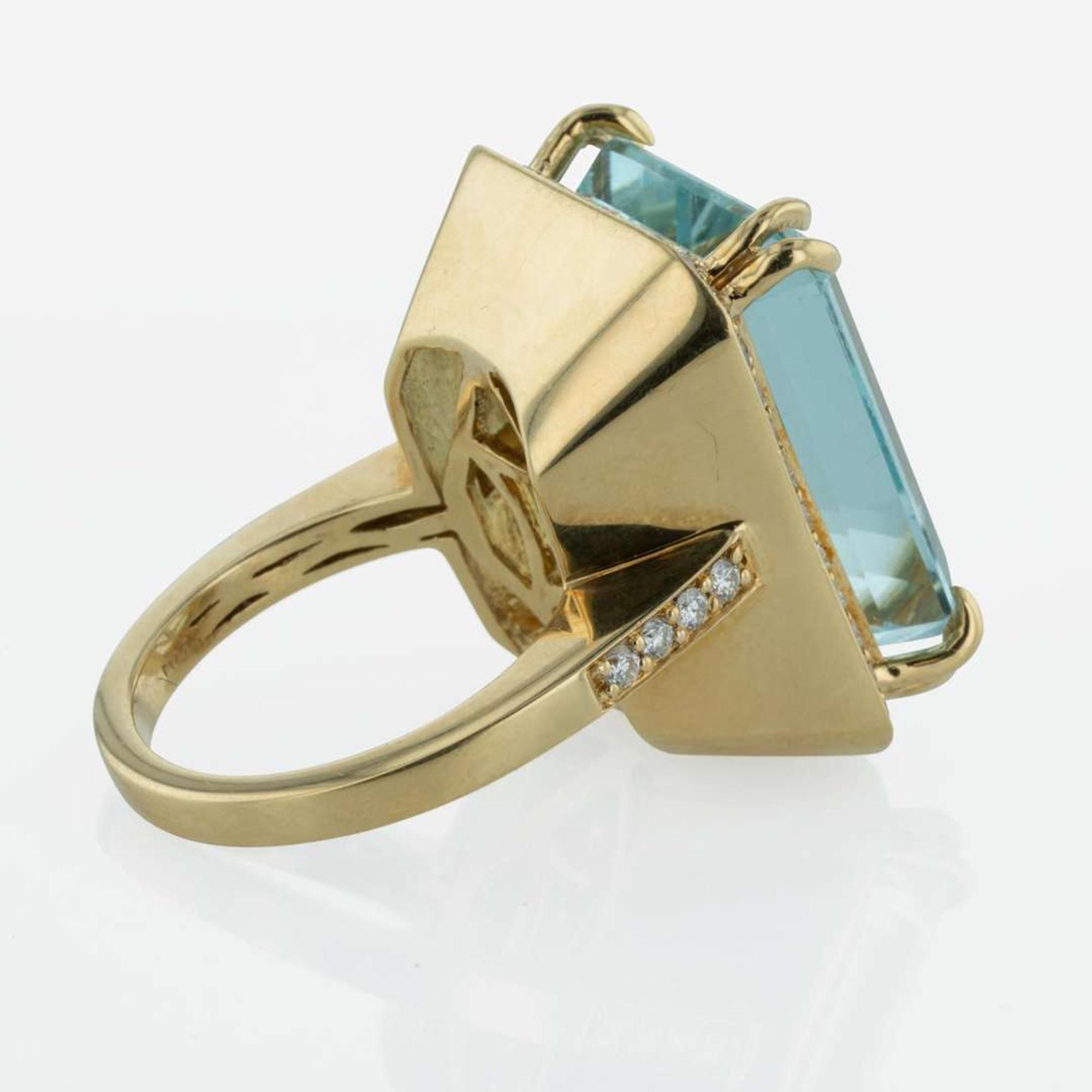 An Aquamarine, Diamond, and 18K Yellow Gold Ring