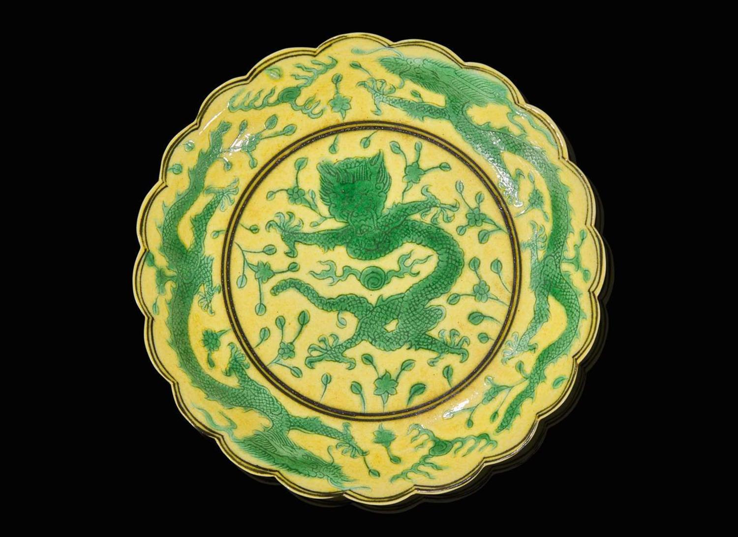 A green and yellow-glazed lobed "Dragon" dish, Qianlong mark 黃綠彩葵口龍紋小碟 乾隆款