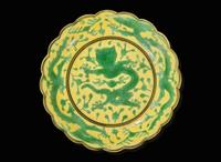 A green and yellow-glazed lobed "Dragon" dish, Qianlong mark 黃綠彩葵口龍紋小碟 乾隆款