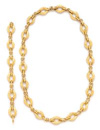 An 18 Karat Yellow Gold Convertible Longchain Necklace/Bracelet, Italian, 82.10 dwts.