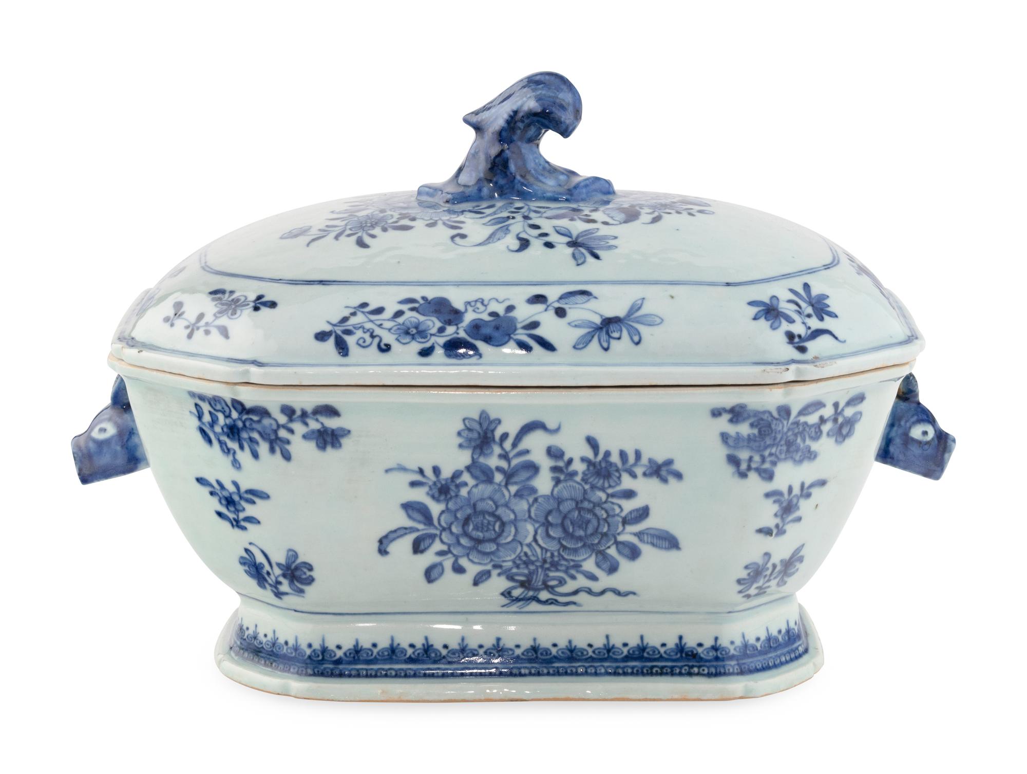 A Chinese Export Porcelain Tureen