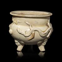 A Chinese White Glazed Tripod Incense Burner, Yuan to Ming Dynasty 元-明 白釉雙龍趕珠紋鬲式爐