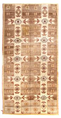 An Oushak Wool Rug, 10 feet 5 inches x 5 feet 6 inches.
