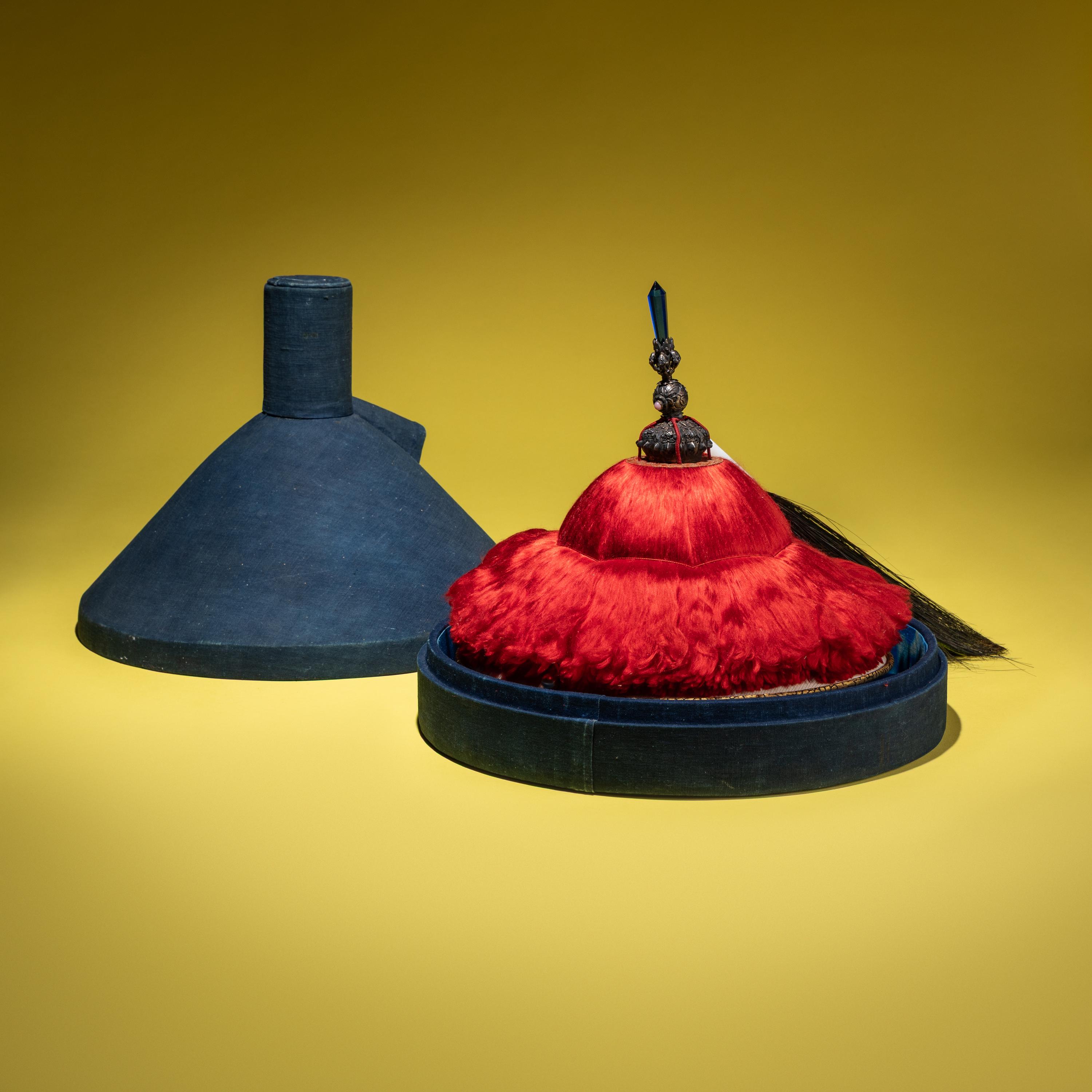 A Chinese Red Silk Floss Mandarin's Summer Hat with a Single-Eyed Plume and an Original Hat Box, 18th/19th Century — 清中期 三品夏朝冠配蓝玻璃頂戴及单眼花翎單眼花翎（附盒）