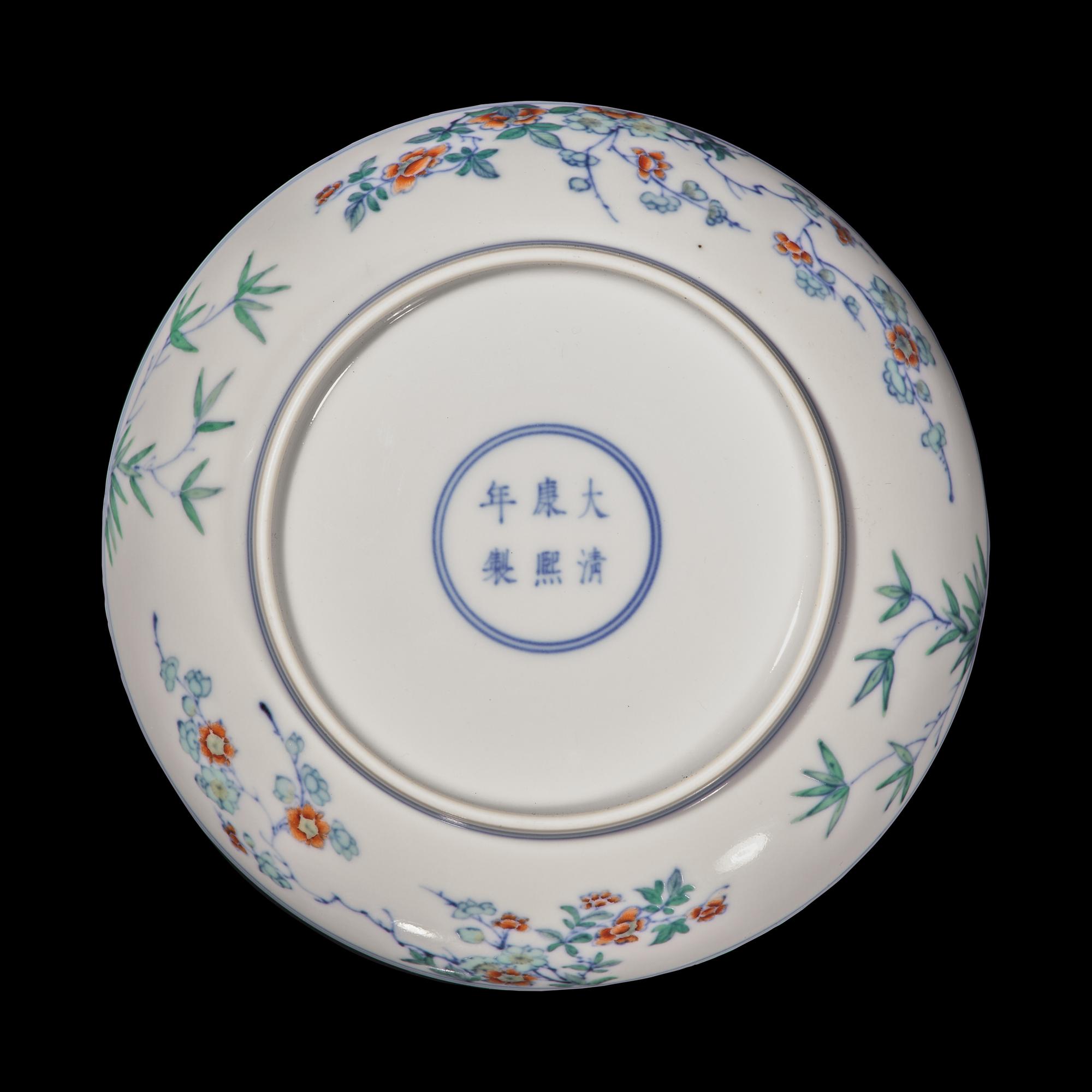 A Chinese Doucai Porcelain 'Magpie and Prunus' Plate 斗彩喜上眉梢圖盤