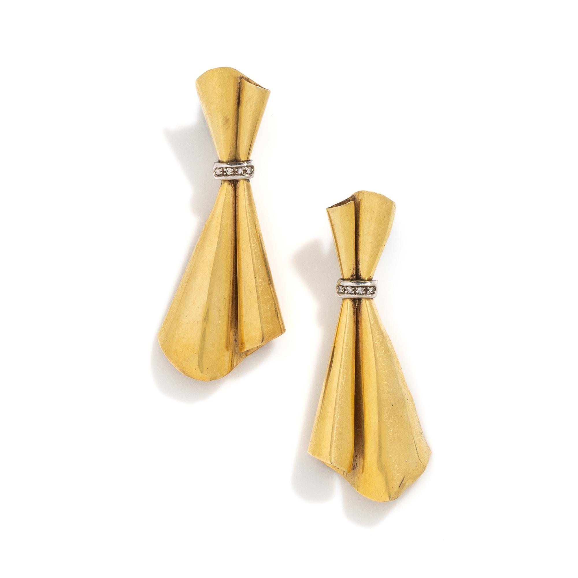 YELLOW GOLD AND DIAMOND PENDANT EARRINGS