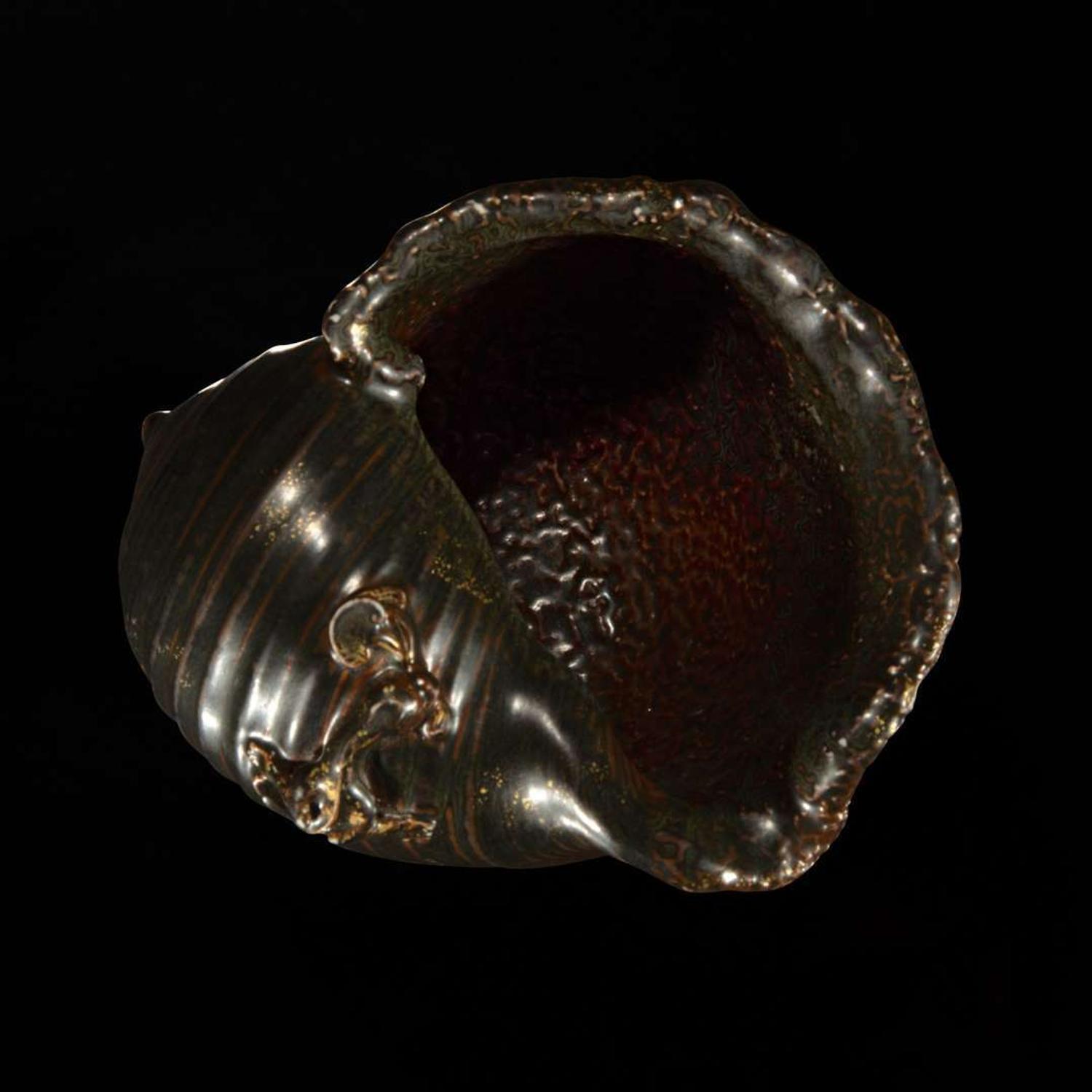 A Chinese faux bronze porcelain coupe 瓷仿铜贝壳水盂
