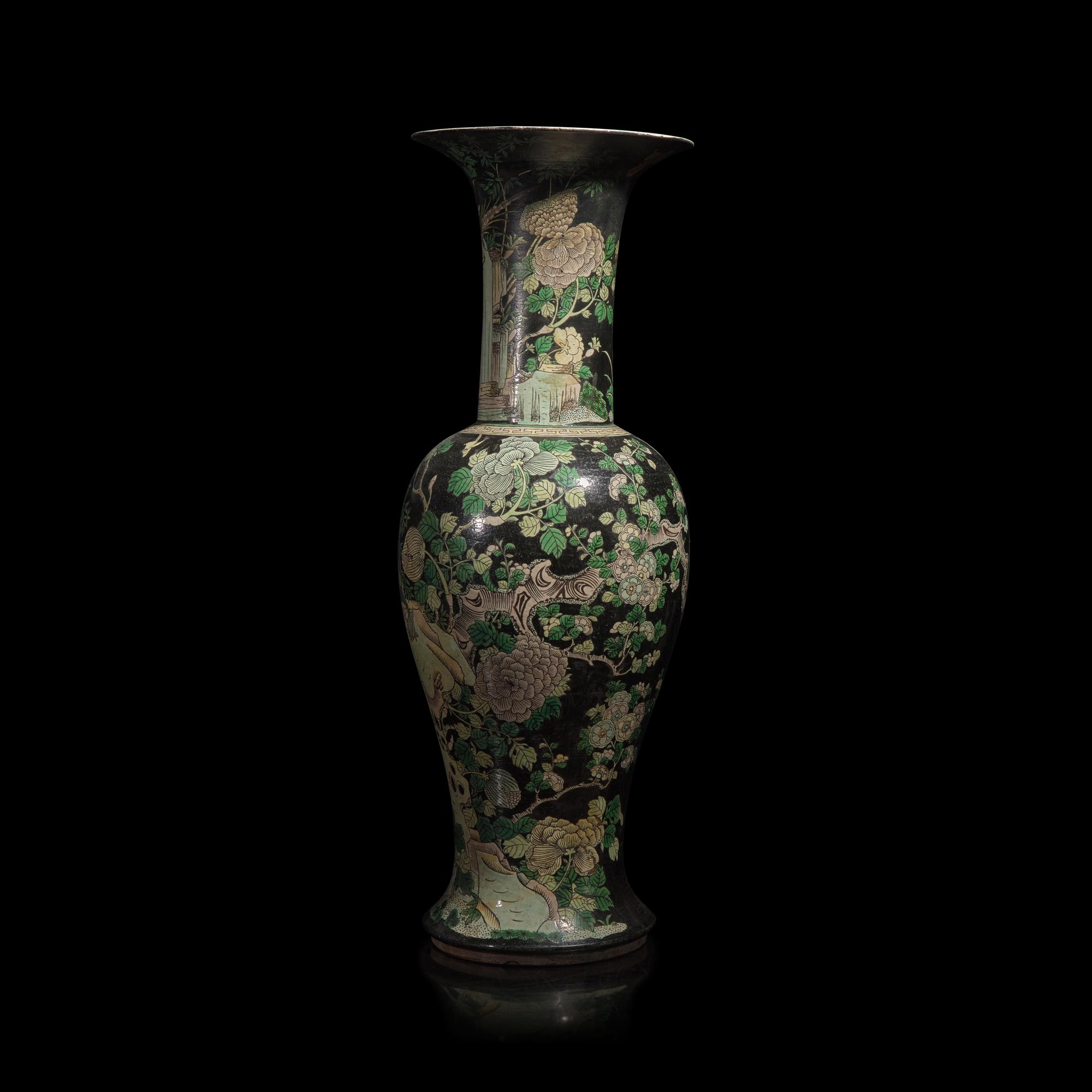 A Large Chinese Famille Noire Porcelain Yenyen Vase, Late 19th Century — 清晚期 素三彩大觀音瓶