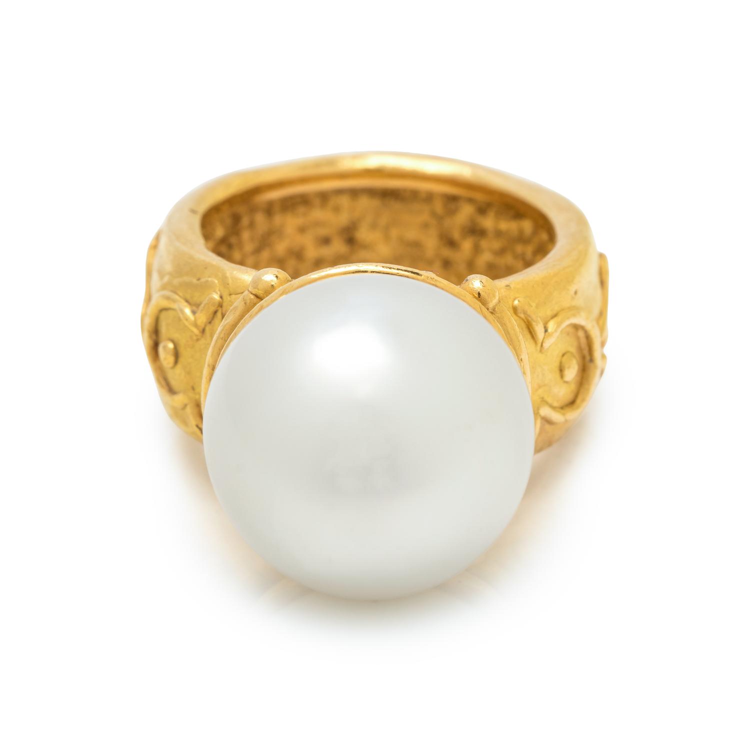 DENISE ROBERGE, HIGH KARAT GOLD AND CULTURED SOUTH SEA PEARL RING