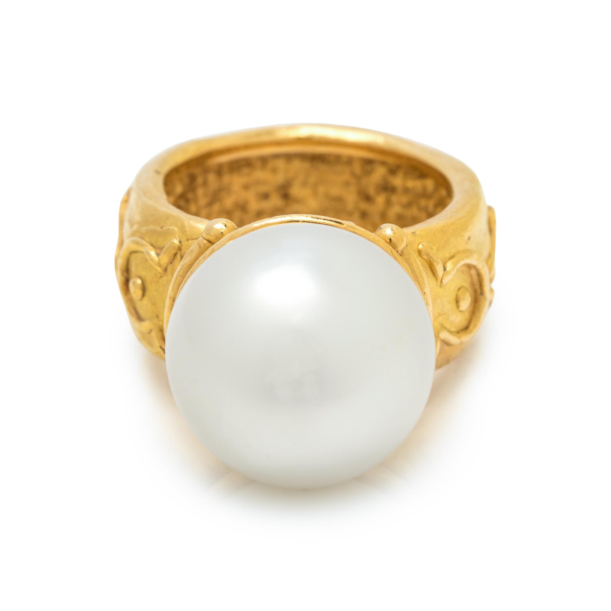 DENISE ROBERGE, HIGH KARAT GOLD AND CULTURED SOUTH SEA PEARL RING