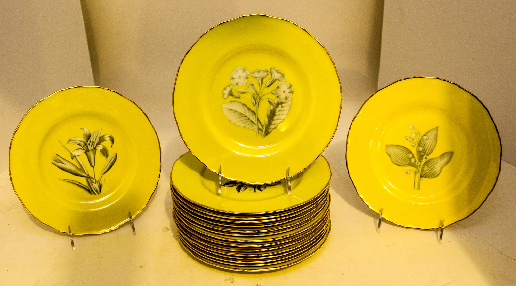 A Set of Eighteen Worcester Botanical Plates Diameter 9 1/4 inches. — 20TH CENTURY