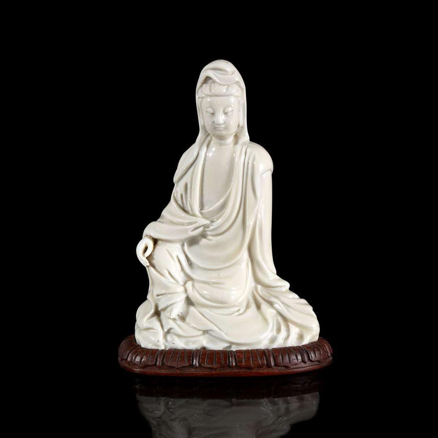 A small Chinese blanc de Chine figure of seated Guanyin 德化窑观音小造像 18th century or earlier ???????