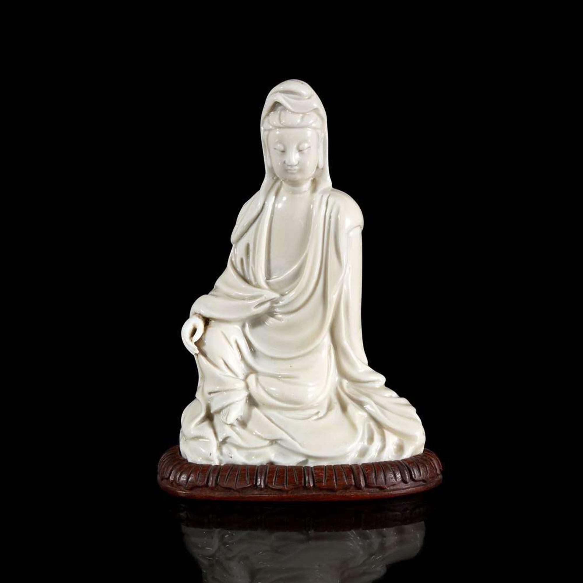 A small Chinese blanc de Chine figure of seated Guanyin 德化窑观音小造像 18th century or earlier ???????