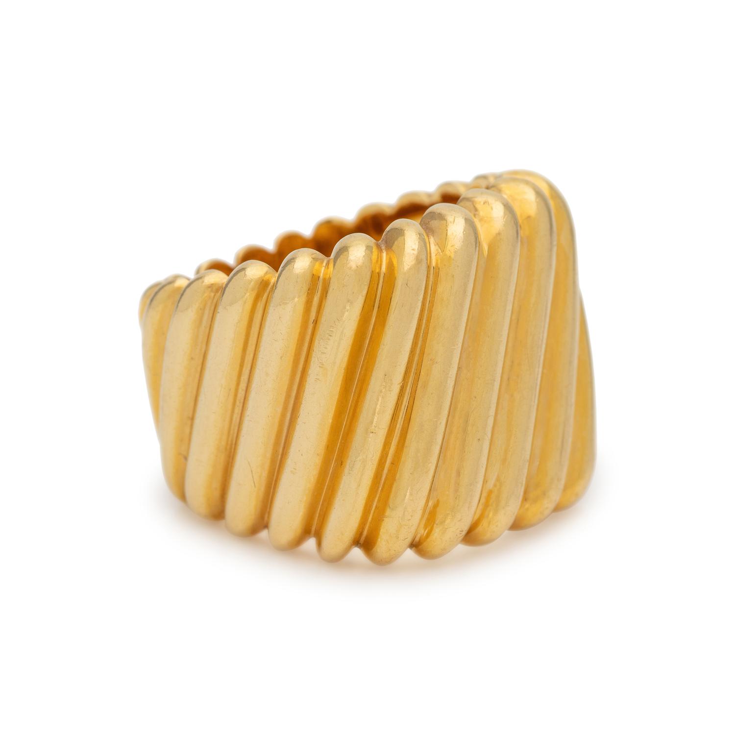 SCHLUGER, YELLOW GOLD RING