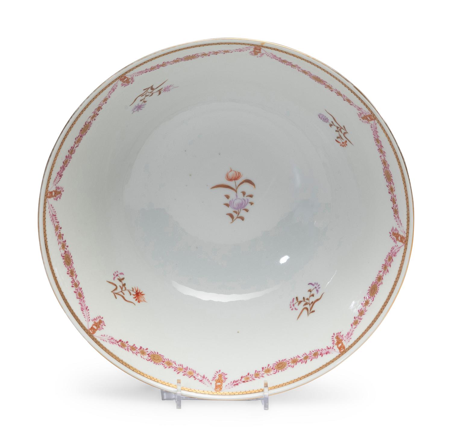 A Chinese Export Porcelain Dinner Service