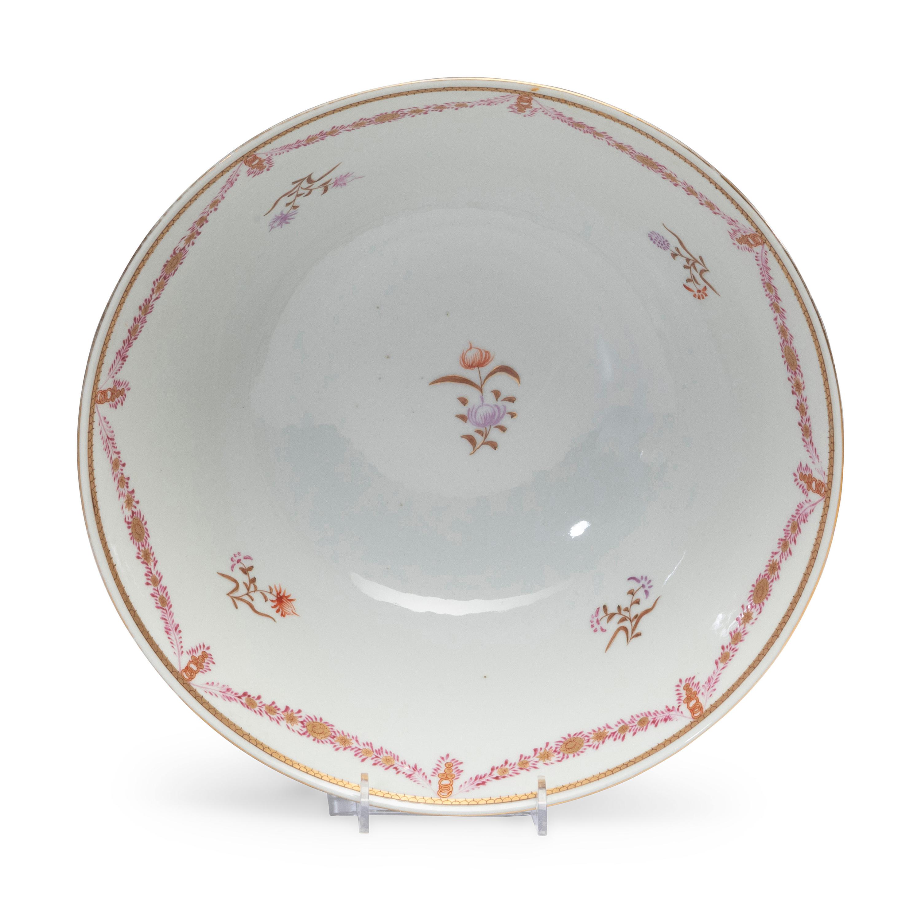 A Chinese Export Porcelain Dinner Service