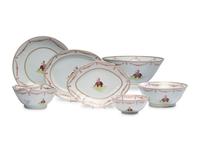 A Chinese Export Porcelain Dinner Service