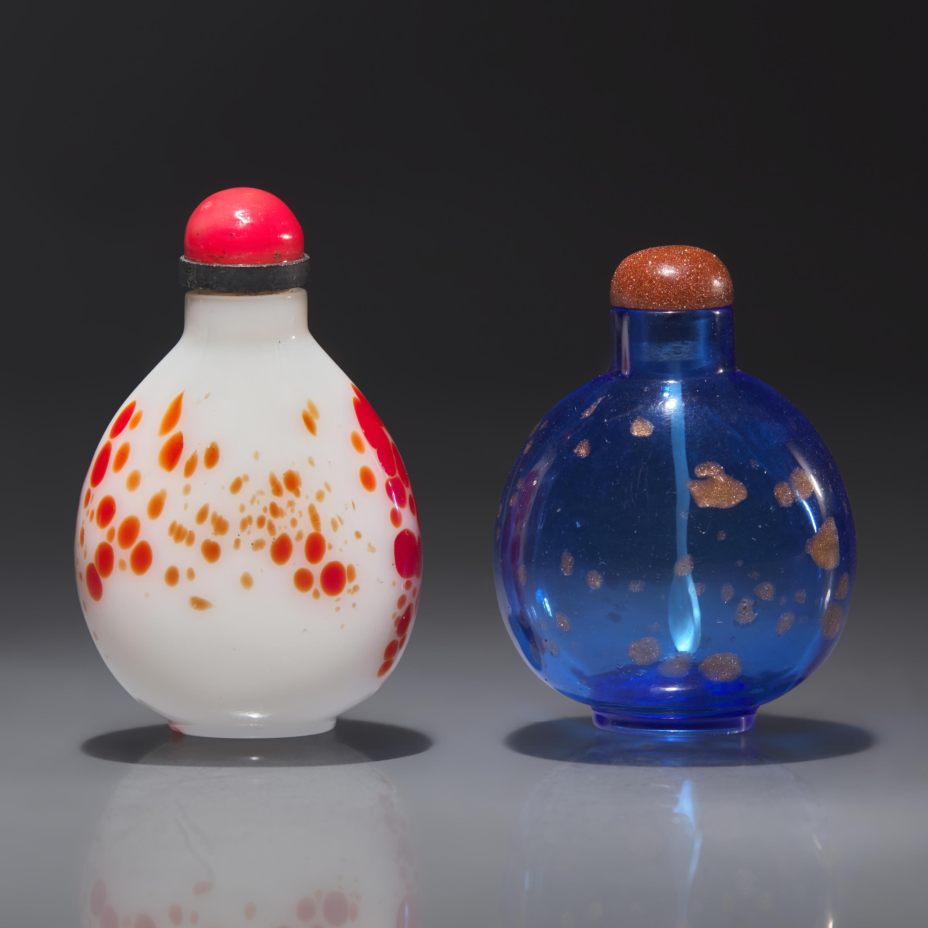 Two Chinese Splashed Glass Snuff Bottles, Qing Dynasty, Circa 1730-1800 — 1730-1800年 涅白攪料及寶石藍料灑金星鼻煙壺兩件