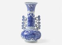 A Chinese blue and white porcelain export Venetian-style vase, Kangxi period 青花外銷瓷瓶 清 康熙