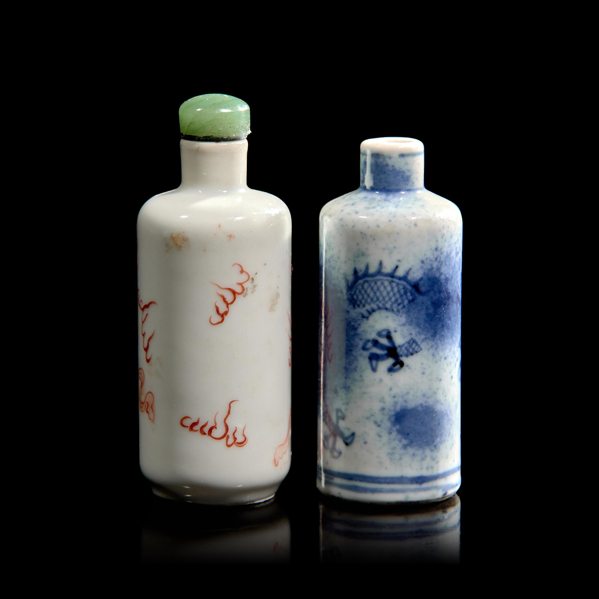 Two Chinese Porcelain Snuff Bottles 礬紅彩、青花鼻烟壺兩隻