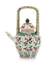 A Chinese Famille Verte Mallow-Shaped Porcelain Teapot and Cover