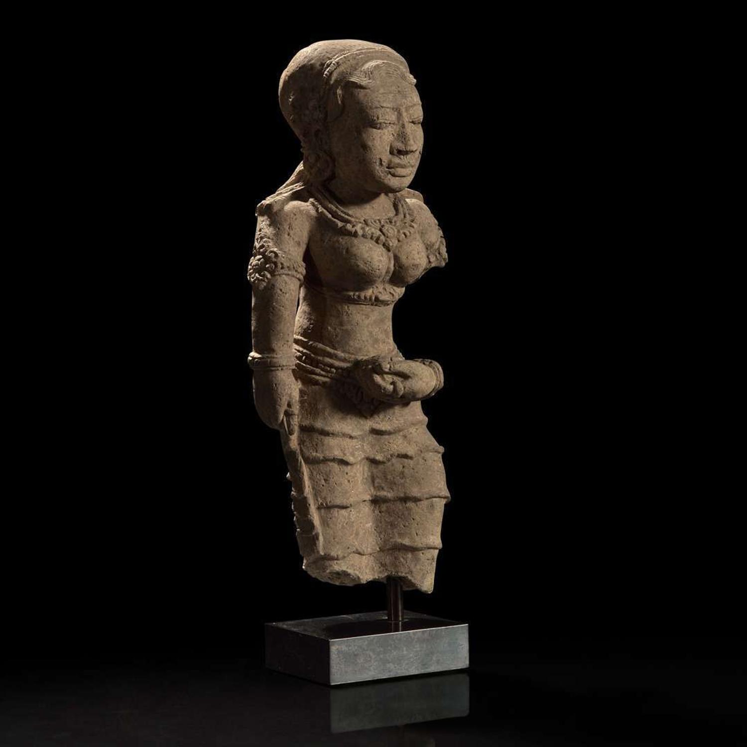 A Javanese terracotta figure of a female, possibly Majapahit 爪洼陶俑 或满者伯夷 13th-15th century ???????