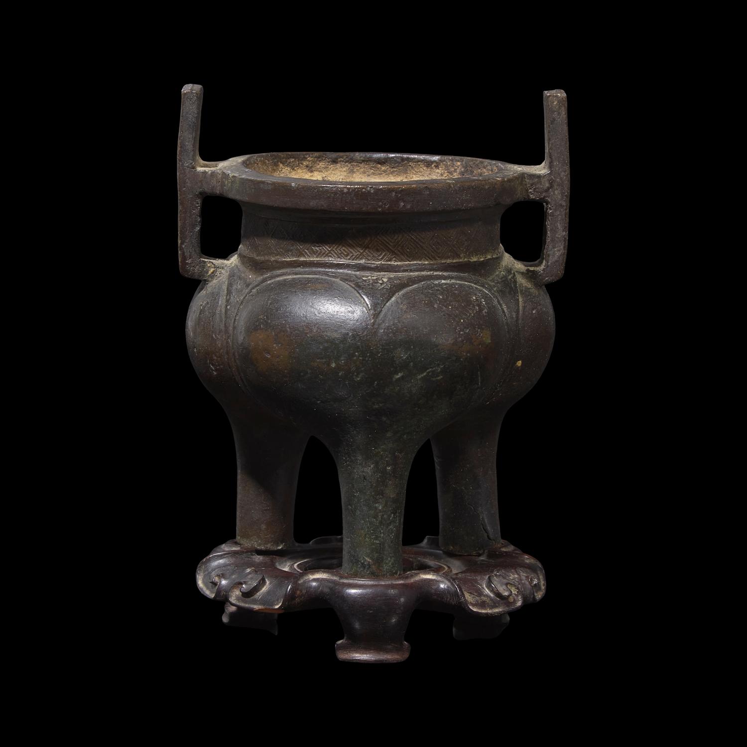 A Chinese Patinated Bronze Tripod Censer, Liding, Ming Dynasty or Earlier 明或更早 銅鬲鼎