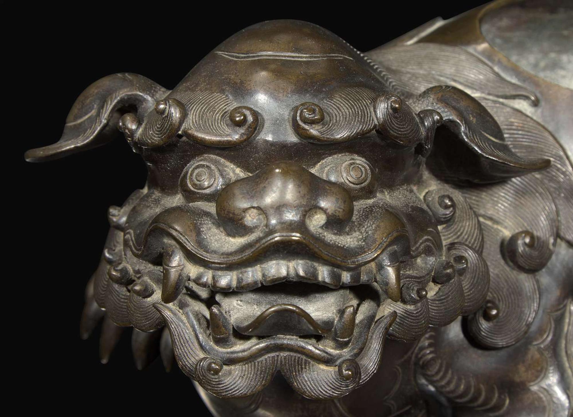 A Japanese patinated bronze "Shishi" censer, Edo to early Meiji period 日本加漆獅子香爐 幕府至明治初