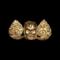 A Tibetan Gilt Copper Alloy Repousse ‘Flaming Skull’ Fitting, 18th/19th Century 十八/十九世紀 西藏銅鎏金頭骨式嵌件