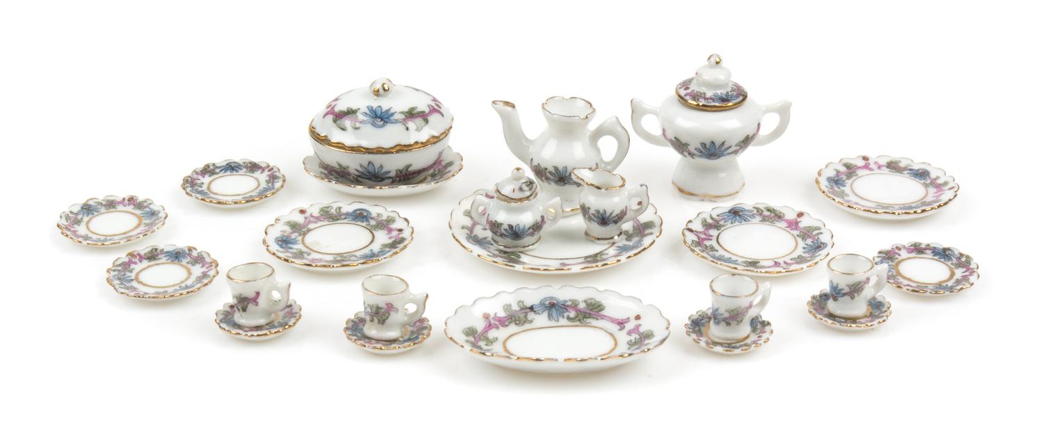 A Porcelain Dinner Service Diameter of circular platter 1 5/16 inches.