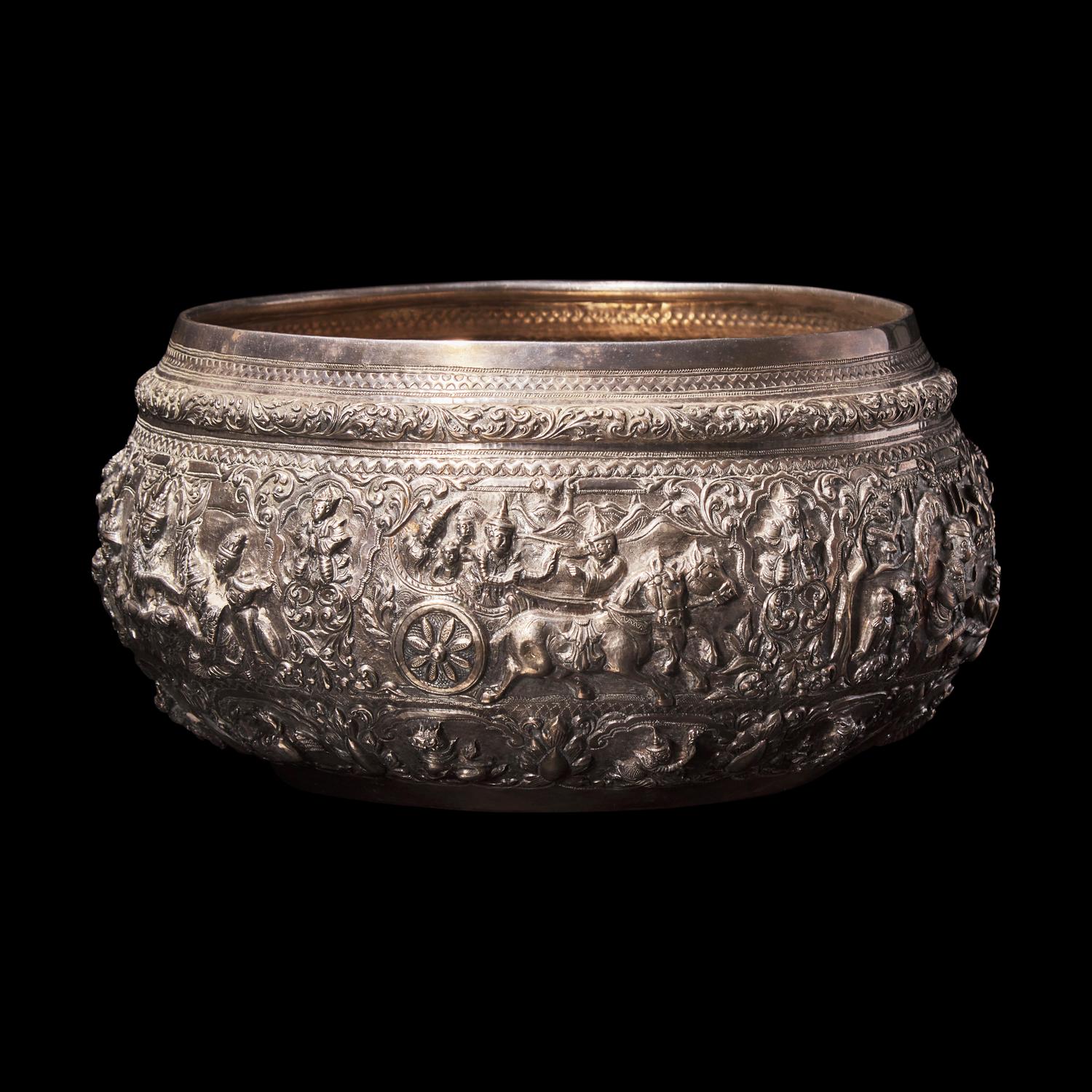 A Large Burmese Repousse Silver Offering Bowl, Late 19th-Early 20th Century 十九/二十世紀初 緬甸大銀缽