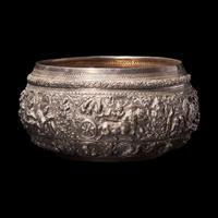 A Large Burmese Repousse Silver Offering Bowl, Late 19th-Early 20th Century 十九/二十世紀初 緬甸大銀缽