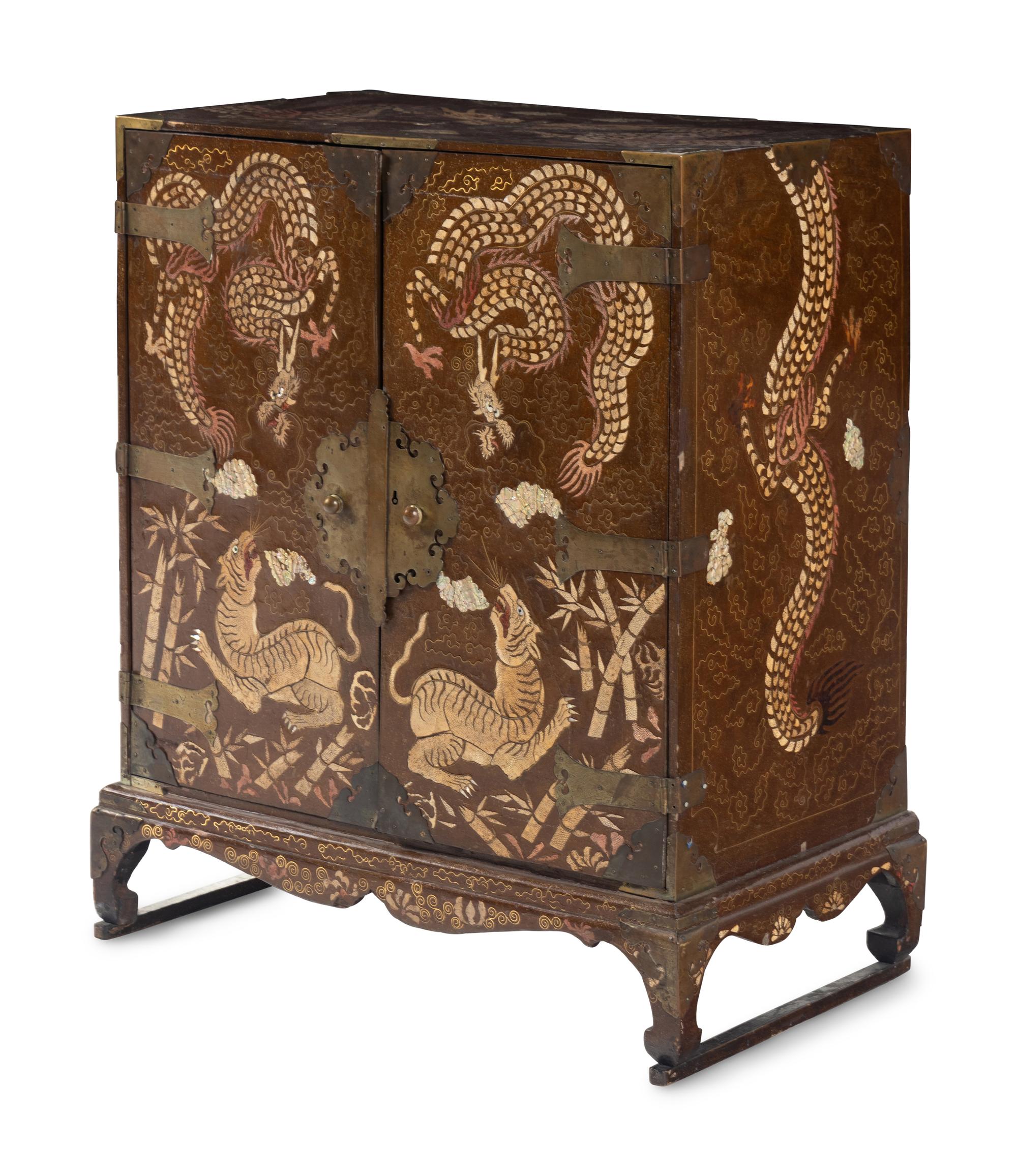 A Fine Korean Mother-of-Pearl, Shagreen, and Wire Inlaid Two-Door Chest, Joseon Period 李氏朝鮮 黑漆鑲螺鈿方角櫃