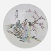 A pair of Chinese famille rose-decorated "meiren" circular plaques 粉彩美人瓷板一对 Late Qing/Republic period ?????