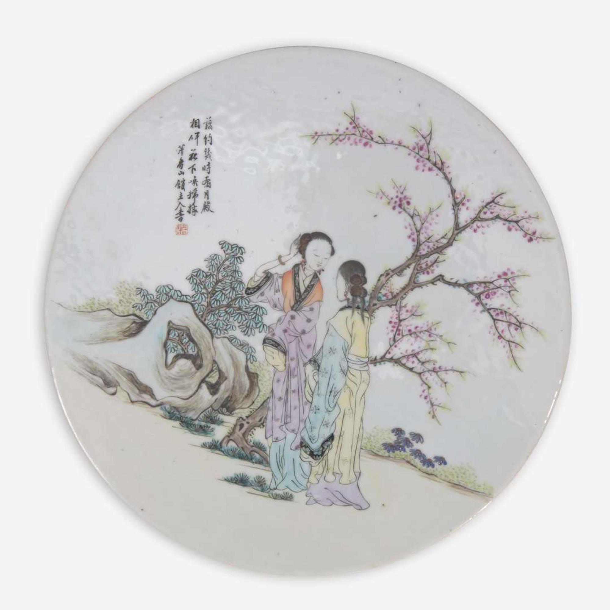 A pair of Chinese famille rose-decorated "meiren" circular plaques 粉彩美人瓷板一对 Late Qing/Republic period ?????