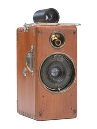 [EARLY PHOTOGRAPHY]. Ansco Memo camera with polished wooden body.