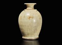 A large Vietnamese pale celadon-glazed jar, Ly to Tran dynasties, 11th-14th century 月白釉大罐 李朝至陳朝 十一至十四世紀