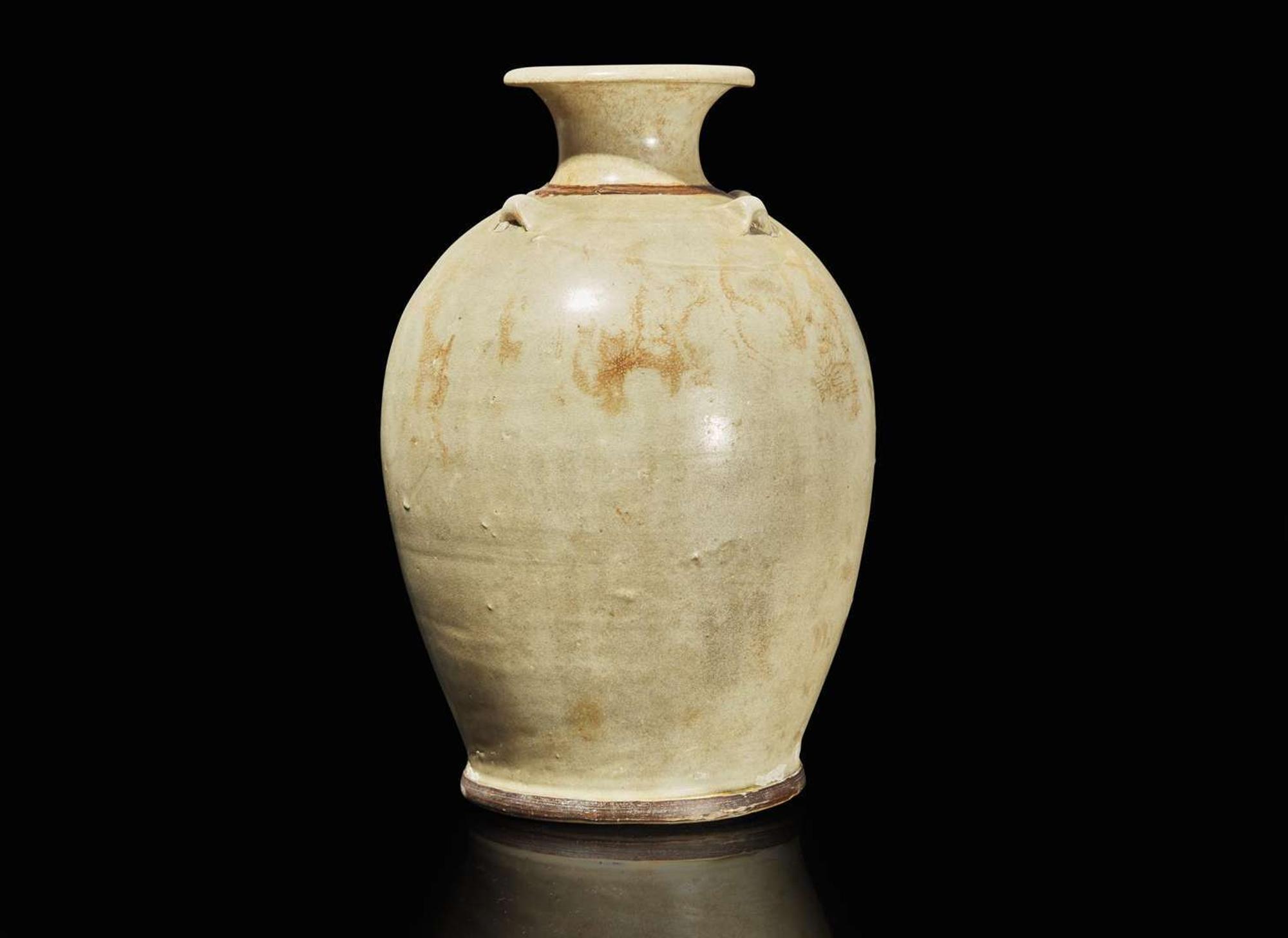 A large Vietnamese pale celadon-glazed jar, Ly to Tran dynasties, 11th-14th century 月白釉大罐 李朝至陳朝 十一至十四世紀