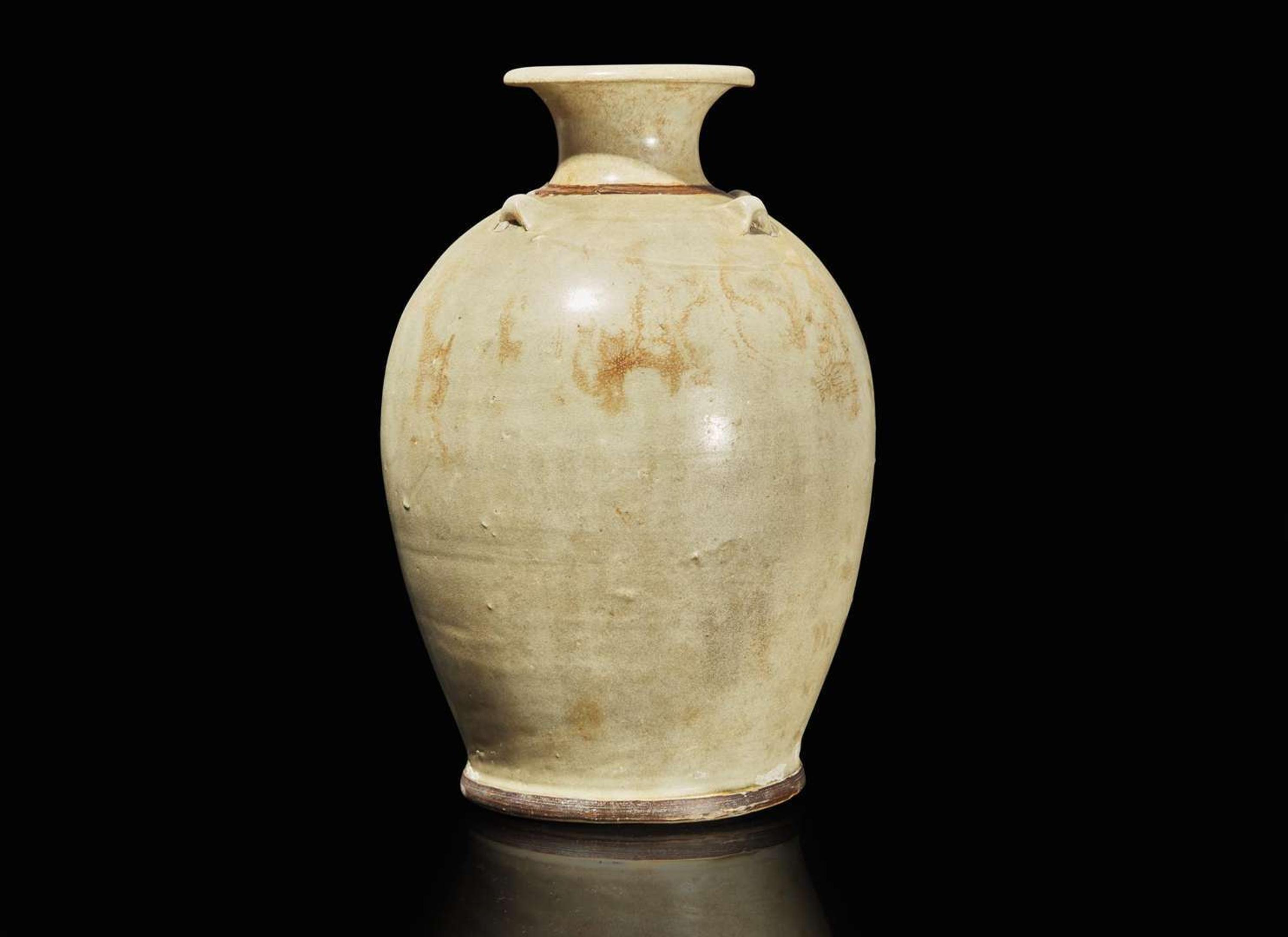 A large Vietnamese pale celadon-glazed jar, Ly to Tran dynasties, 11th-14th century 月白釉大罐 李朝至陳朝 十一至十四世紀