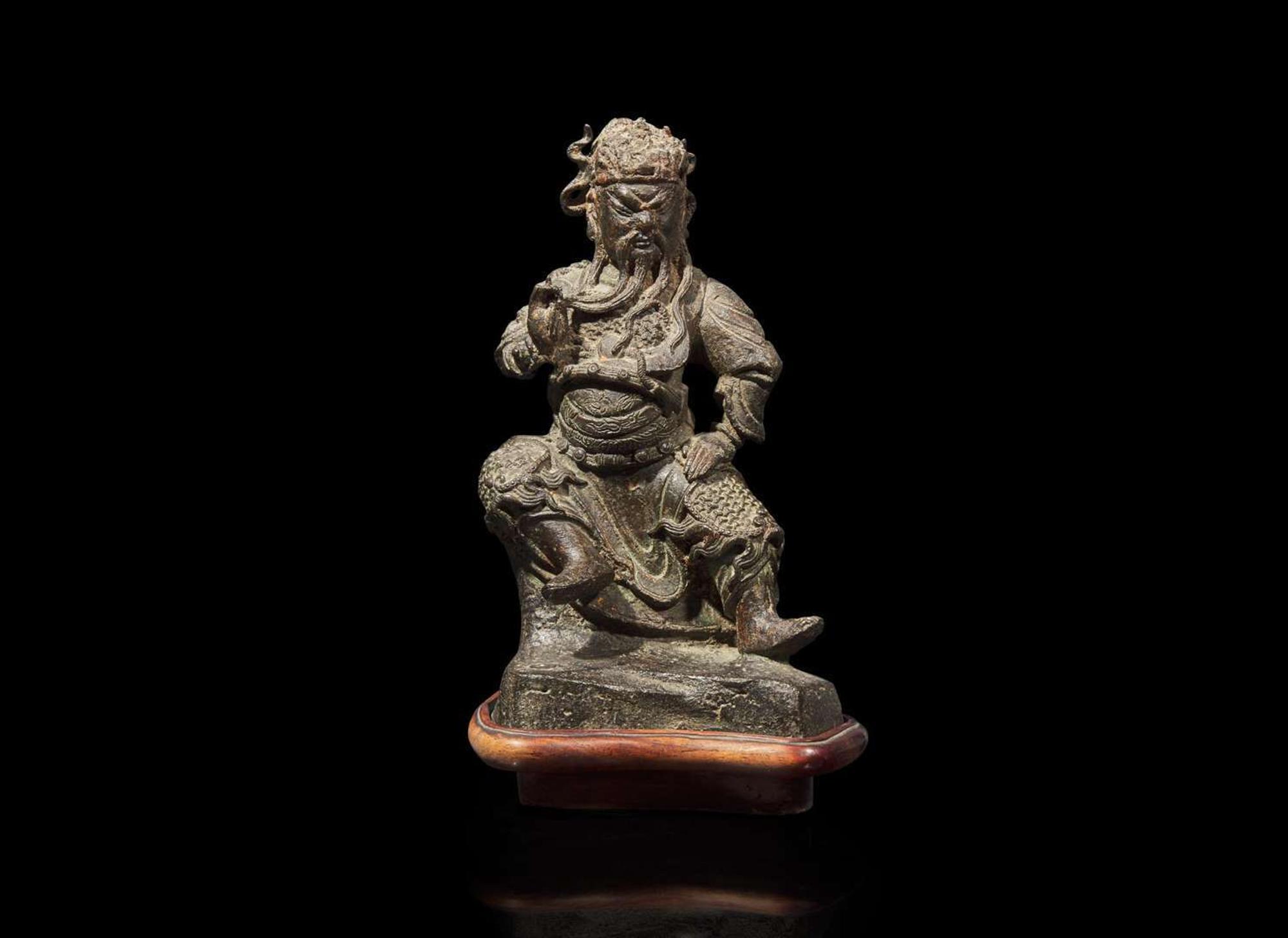A small Chinese patinated bronze model of Guandi, Ming dynasty 關帝銅像 明