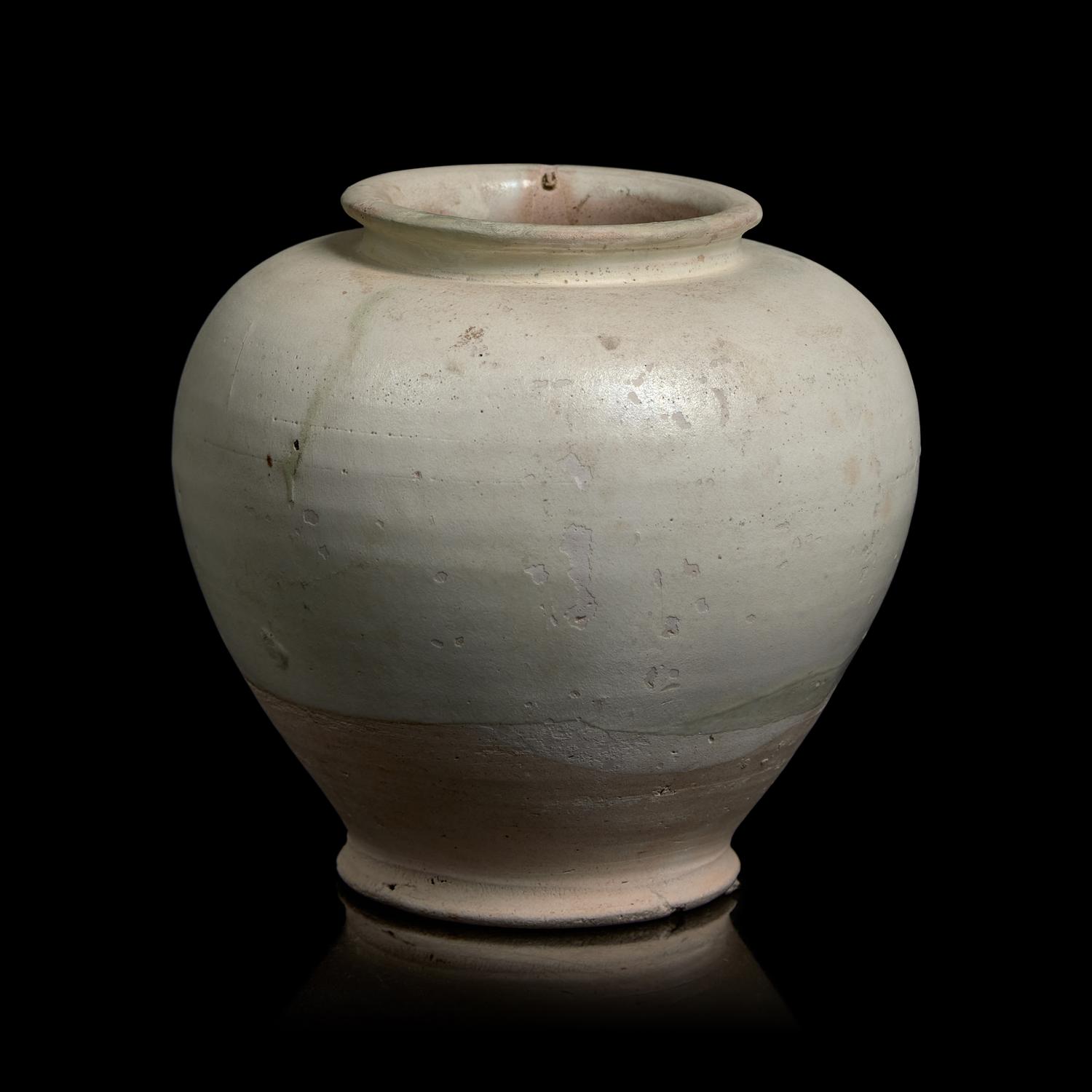 A Chinese White Glazed Porcelain Jar, Tang Dynasty 唐 白釉罐
