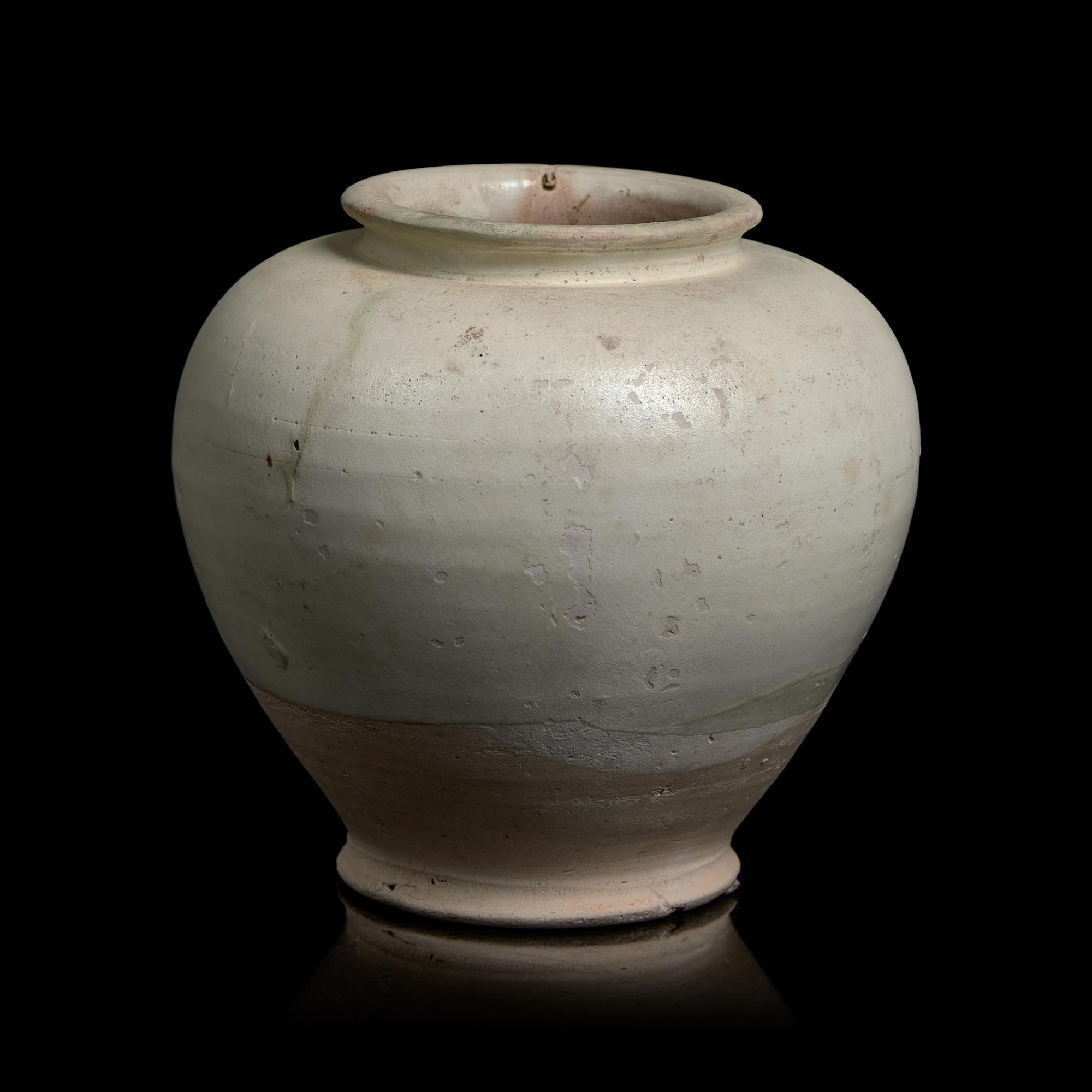 A Chinese White Glazed Porcelain Jar, Tang Dynasty 唐 白釉罐