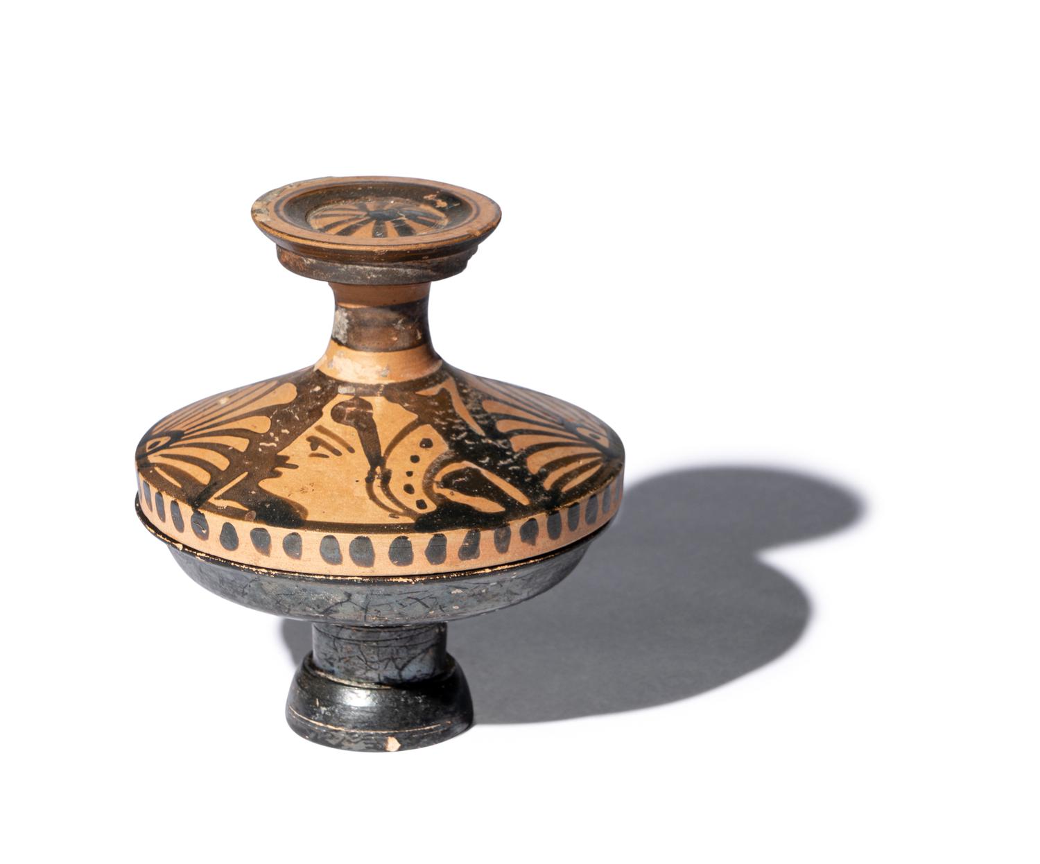 An Apulian Red-Figured Lekanis