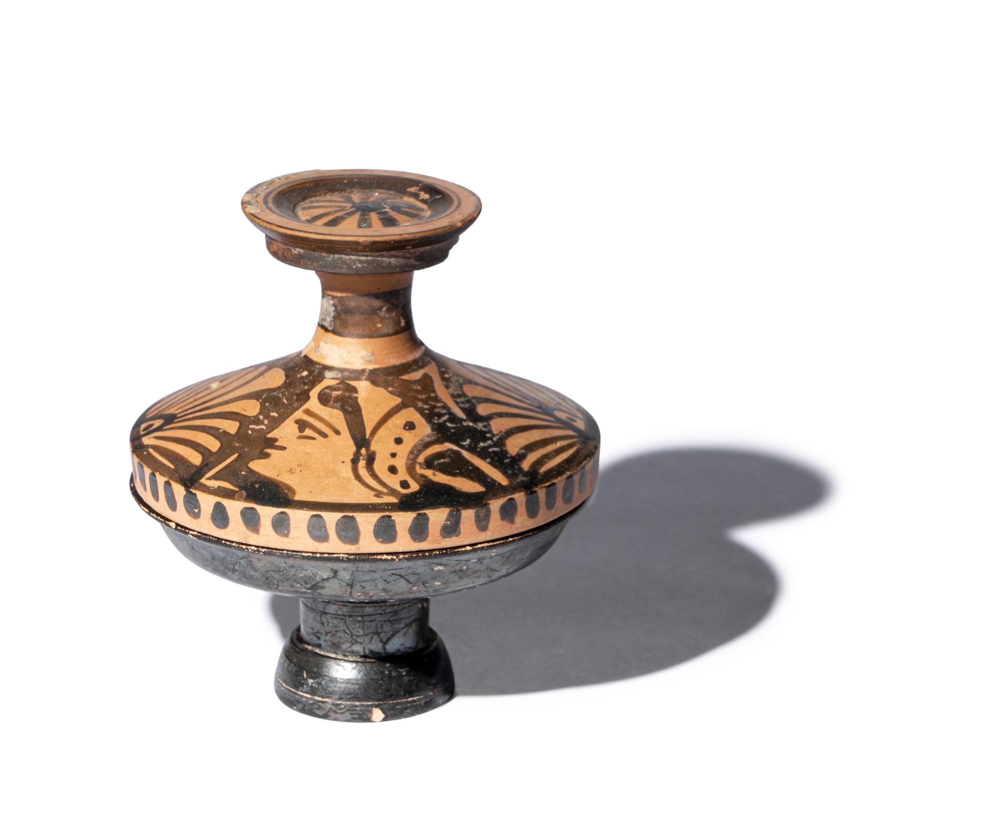 An Apulian Red-Figured Lekanis