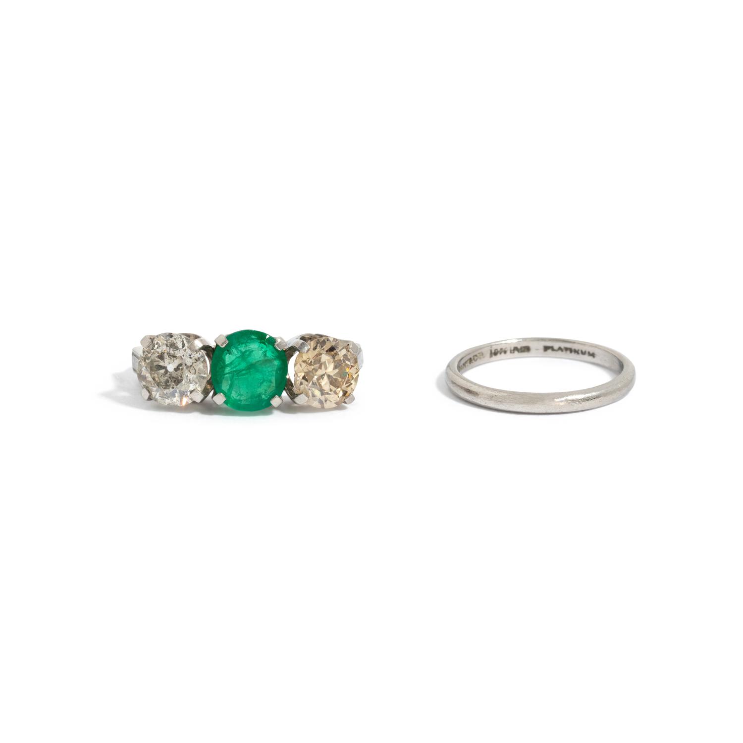 EMERALD, DIAMOND AND COLORED DIAMOND RING
