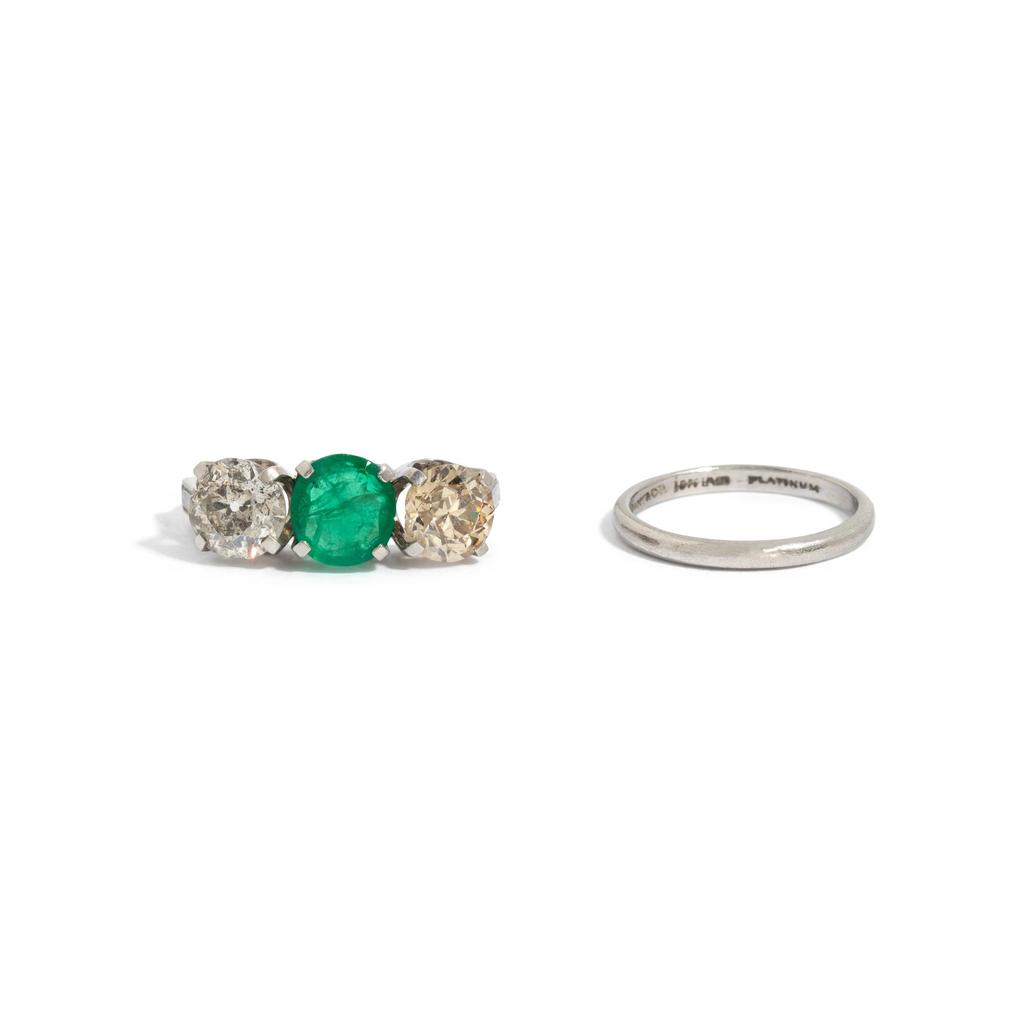 EMERALD, DIAMOND AND COLORED DIAMOND RING