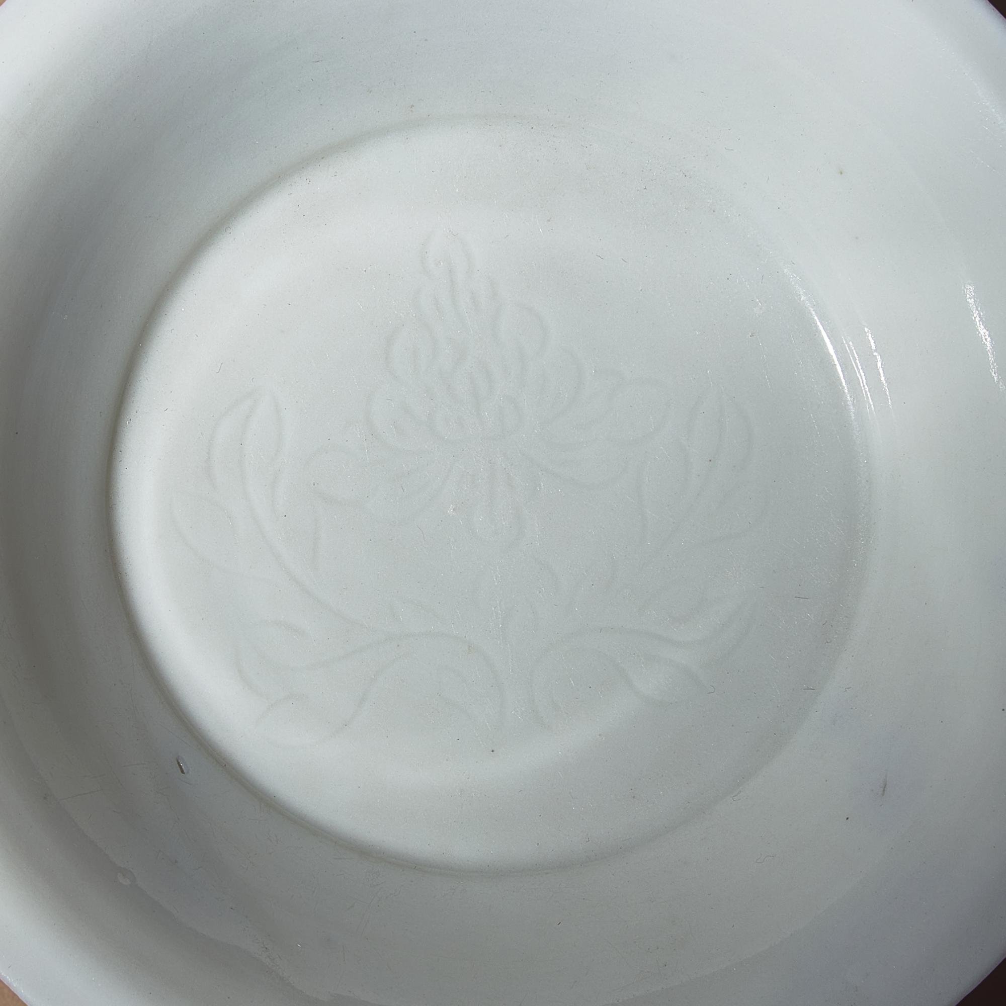 A Chinese Blanc-de-Chine Porcelain Bowl and an Incised 'Peony' Shallow Dish, Ming-Qing Dynasty — 明-清 德化白瓷碗及暗刻牡丹紋碟