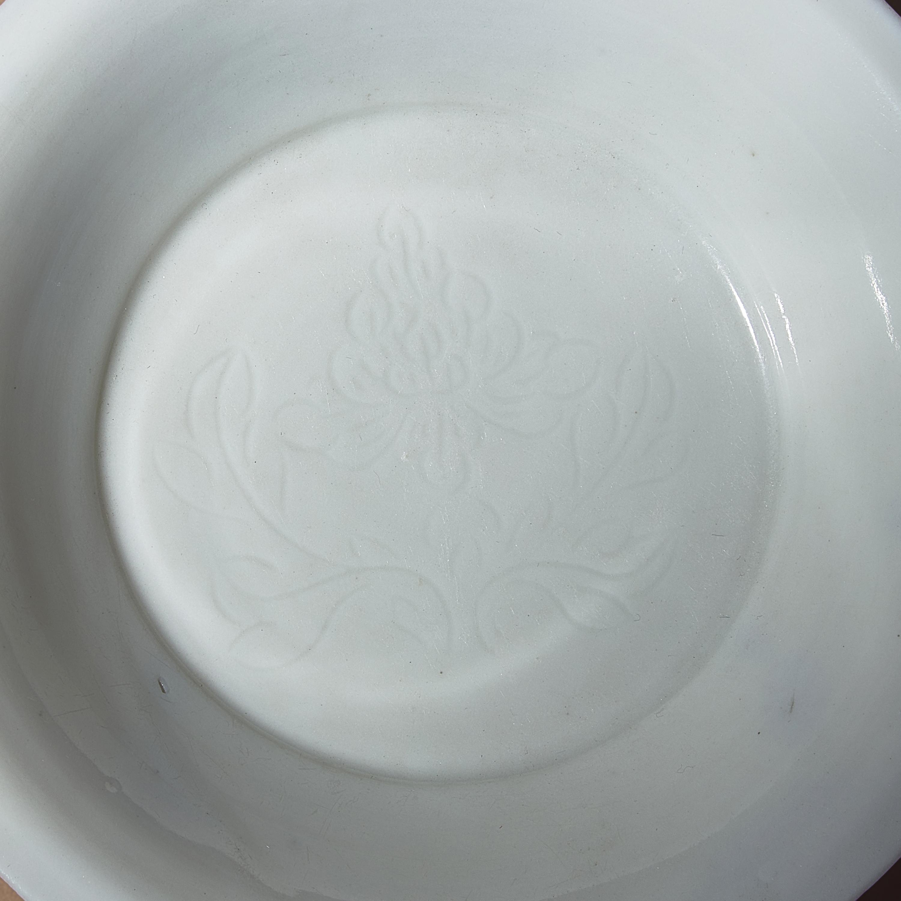 A Chinese Blanc-de-Chine Porcelain Bowl and an Incised 'Peony' Shallow Dish, Ming-Qing Dynasty — 明-清 德化白瓷碗及暗刻牡丹紋碟