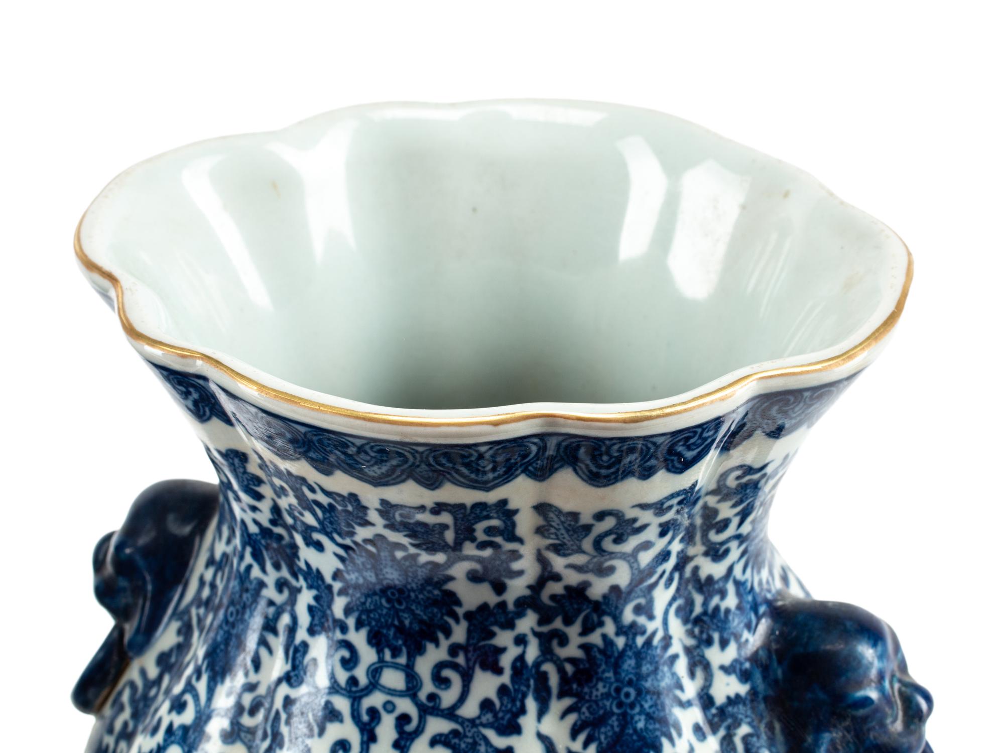 A Pair of Chinese Export Porcelain Vases