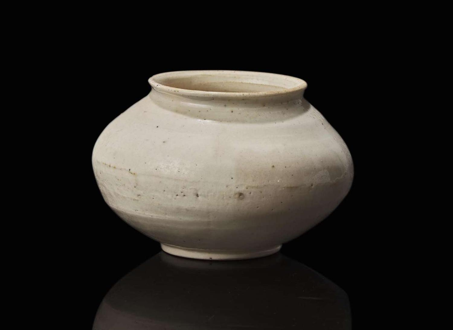 A Chinese whiteware ovoid vessel, possibly Fujian 白瓷圓罐 可能為福建